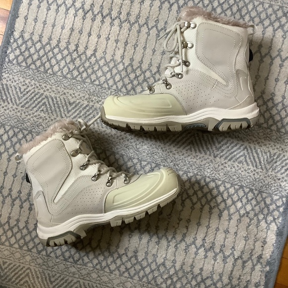 Columbia Rechargeable Heated Boots 9 - Picture 1 of 4